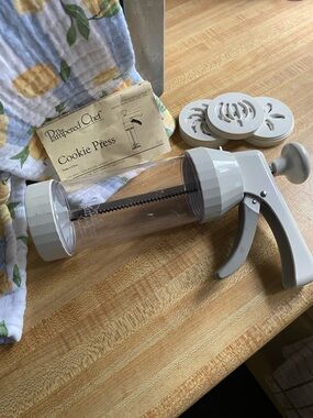 The Pampered Chef White and Clear Cookie Press with Decorative Discs